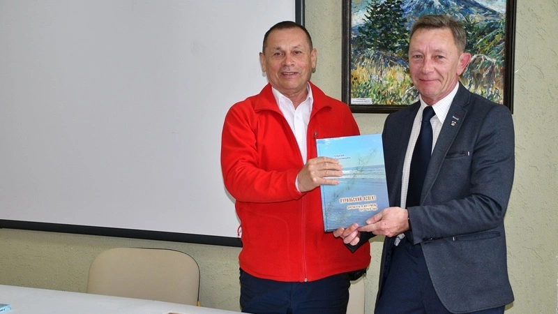 Сергей Пономарев подарил свои новые книги краеведческому музею
