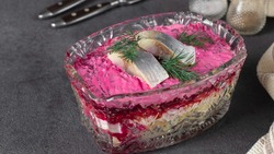  Селедка под шубой: простой и вкусный рецепт новогоднего салата