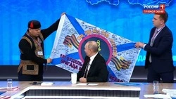 Владимир Путин в прямом эфире продемонстрировал копию боевого знамени с надписью «Сахалин с вами»