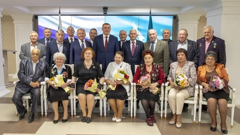 Началось вручение памятного знака в честь 75-летия Сахалинской области