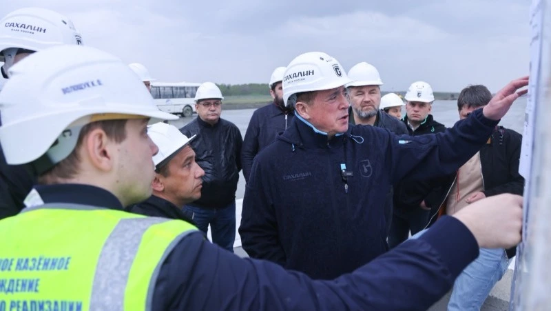 Бетонирование современной взлетно-посадочной полосы в аэропорту Южно-Сахалинска должны завершить в э