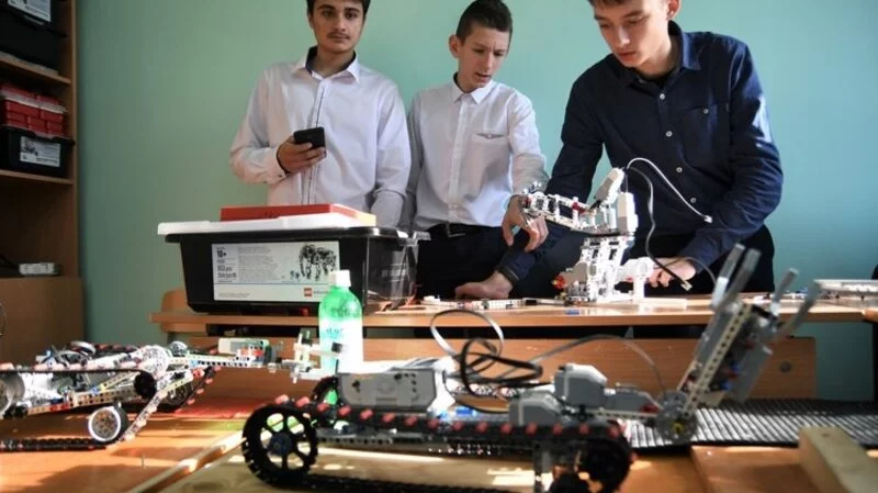 Кружок робототехники работает в южно-курильской средней школе