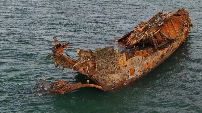 У побережья Стародубского до конца года уберут два затонувших судна