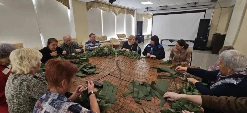 К общей Победе: старшее поколение плетет маскировочные сети