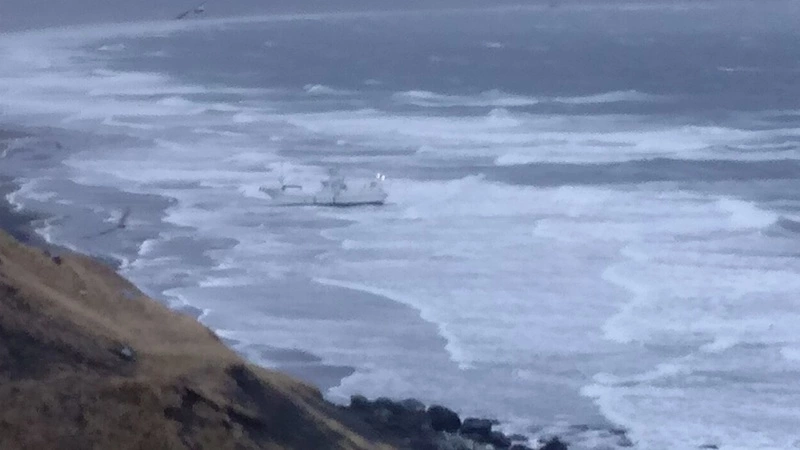 Шторм вынес рыболовную шхуну на побережье Южно-Курильска