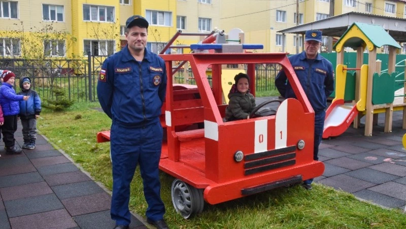 Сотрудники пожарной части подарили воспитанникам машину
