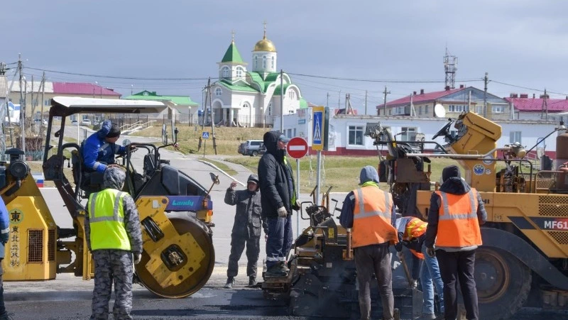 В Южно-Курильске продолжается ямочный ремонт дорог