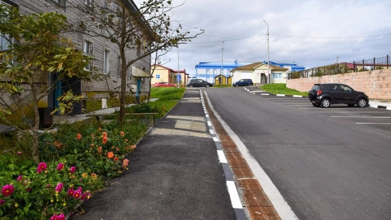 На Кунашире и Шикотане продолжается ремонт дворов в рамках нацпроекта «Жилье и городская среда»