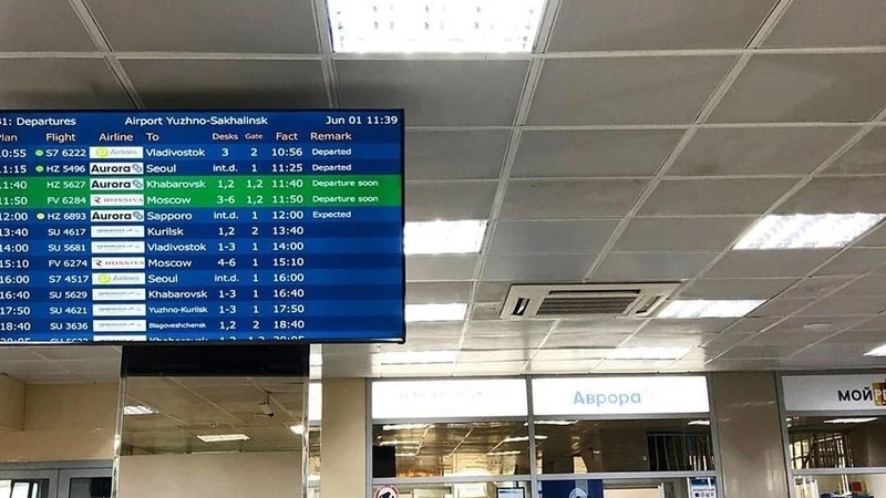 Курильчане четыре дня дежурят в аэропорту Южно-Сахалинска, чтобы выбраться на материк