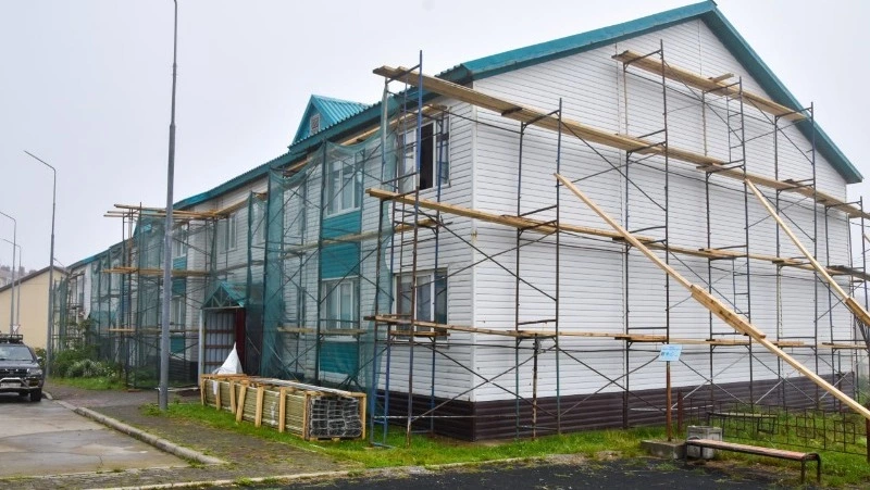 Ремонт фасадов многоквартирных домов в Южно-Курильске близится к завершению