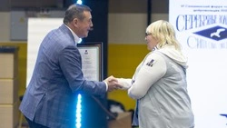 Валерий Лимаренко вручил награды лучшим серебряным добровольцам Сахалина и Курил