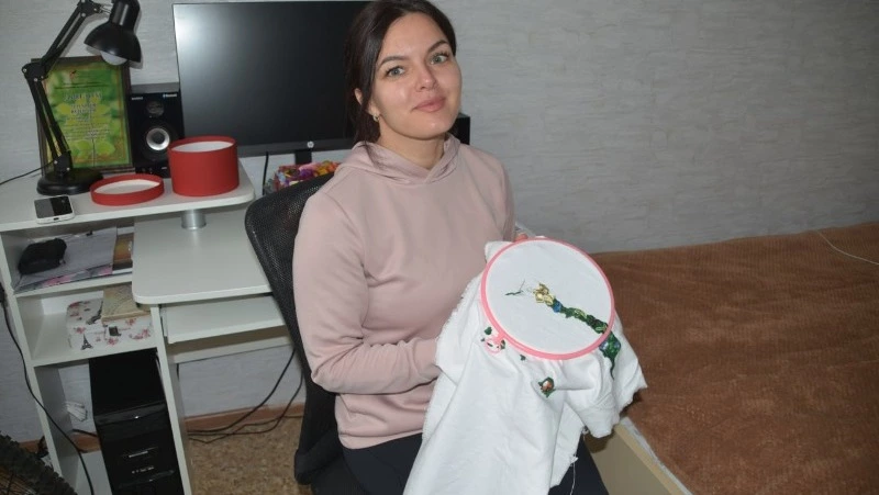 Мастерица из Южно-Курильска трудится над созданием вышитой карты района