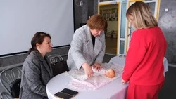 Будущие мамы из Южно‑Курильска освоили навыки ухода  за новорождённым ребенком