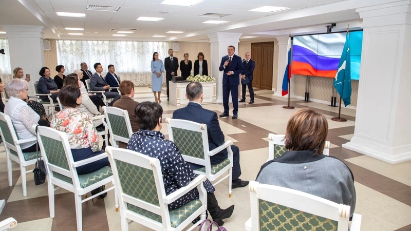 Валерий Лимаренко поздравил с профессиональным праздником работников Сбера