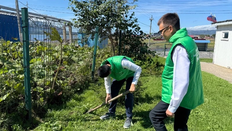 Ученики озеленяют территорию школы