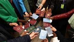 Иностранные участники Всемирного фестиваля молодёжи спели с группой «Любэ» на Сахалине