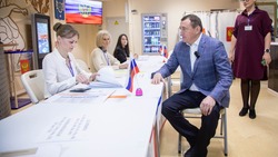 Губернатор Валерий Лимаренко одним из первых проголосовал на выборах президента РФ