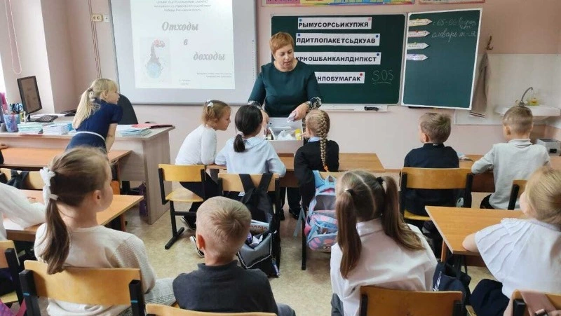 Школьники учатся сортировать мусор
