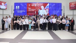 Губернатор Валерий Лимаренко вручил паспорта юным сахалинцам в День России