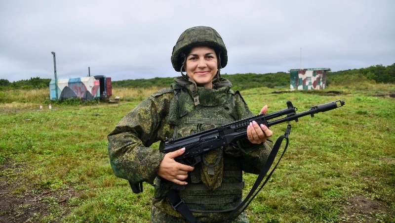 Жительницы Южно-Курильского района прошли курс военной подготовки