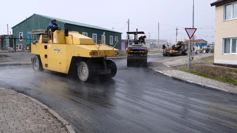 В Южно-Курильске продолжается ремонт автодорог