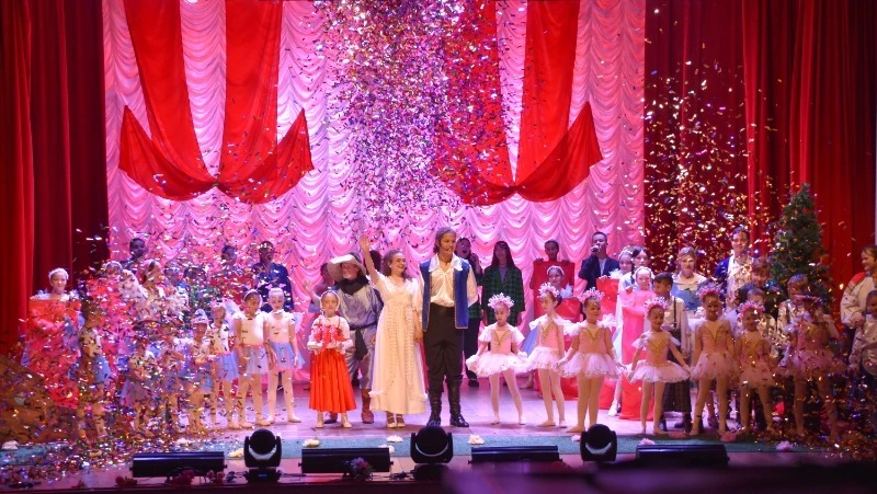 Феерия под «Алыми парусами» на сцене Южно-Курильского Дома культуры