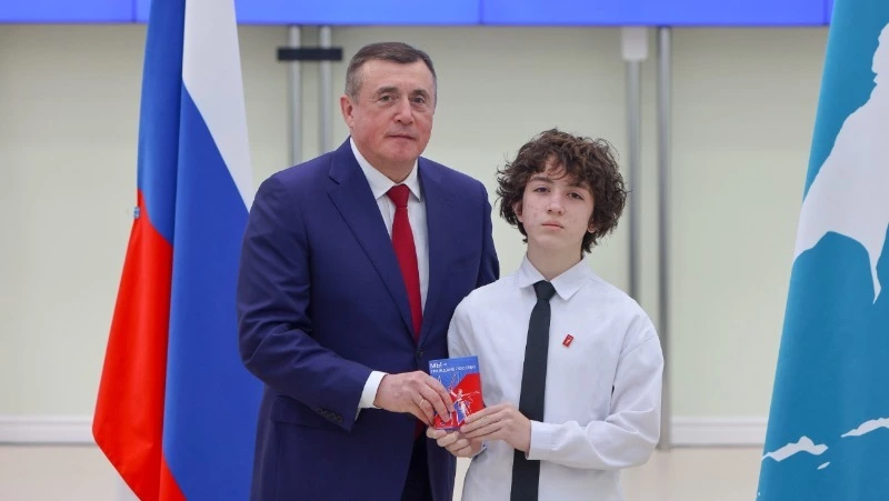 В День Конституции губернатор вручил паспорта отличившимся школьникам