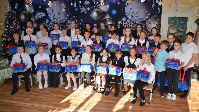 Южно-Курильским школьникам вручили губернаторские новогодние подарки