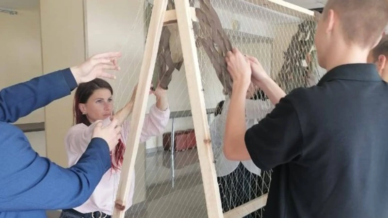 В Южно-Курильском районе проходят акции по плетению маскировочных сетей