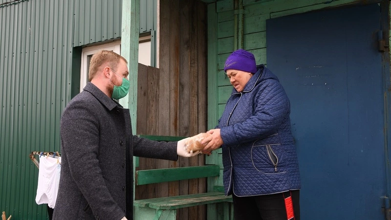 В Южно-Курильском районе волонтеры разносят продукты пенсионерам