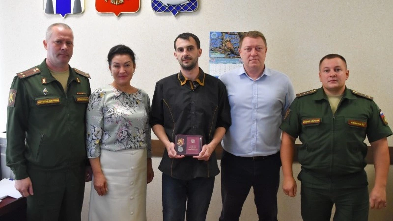 В Южно-Курильске участнику СВО вручили медаль «За храбрость» II степени»