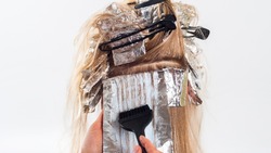 Лунный календарь окрашивания волос на май 2024: благоприятные дни для смены образа