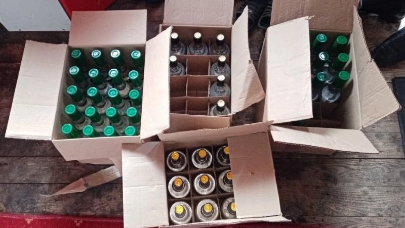 За хранение немаркированной алкогольной продукции супруги предстанут перед судом