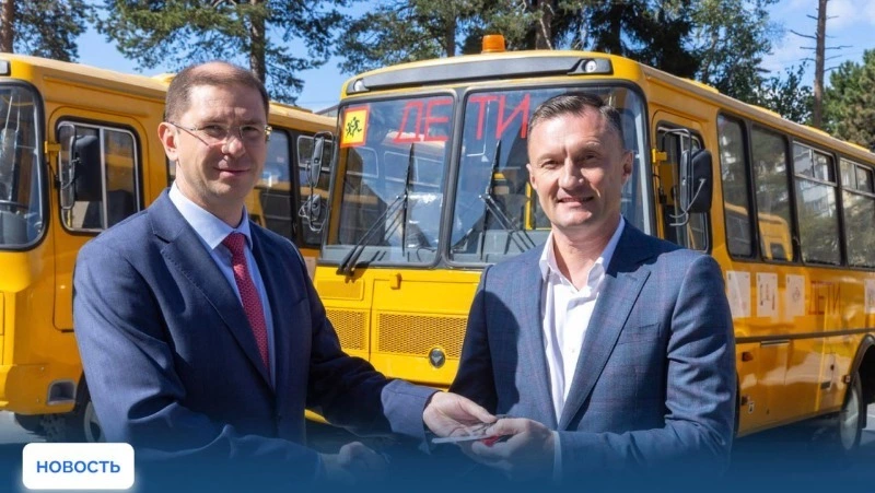 Школы Кунашира получили новые автобусы