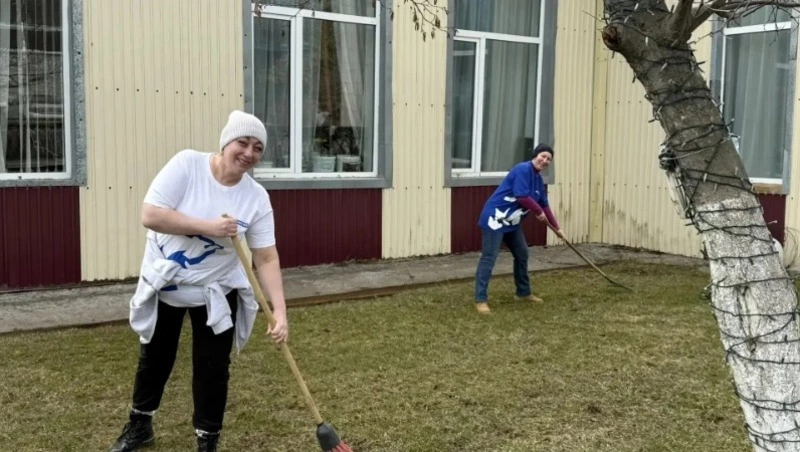 «Единая Россия» за порядок: субботник в ДК «Утро Родины»