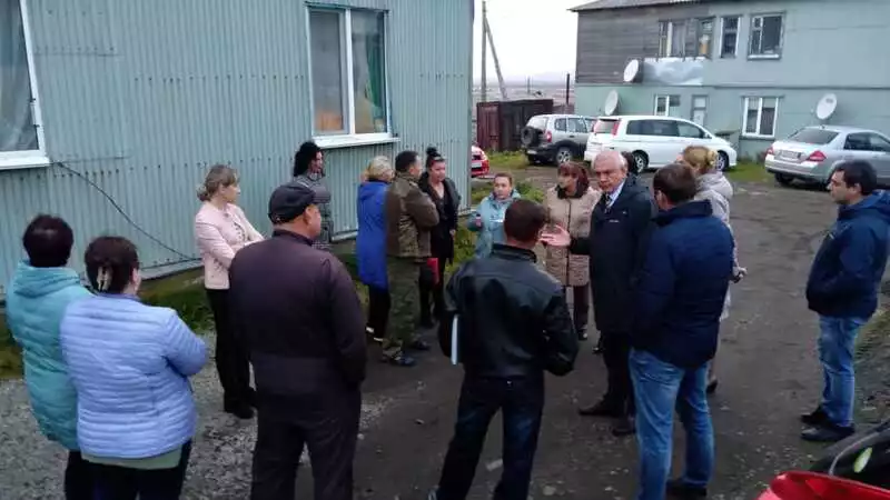 Вячеслав Власенко встретился с жителями аварийных домов по улице Океанской