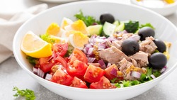 Салат с тунцом и овощами — идеальный выбор для легкого обеда или ужина