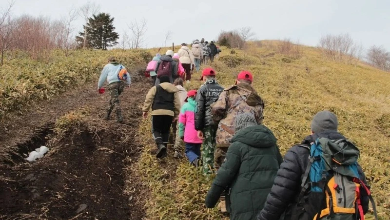 Юнармейцы с двух островов водрузили флаг на вершине сопки Школьная