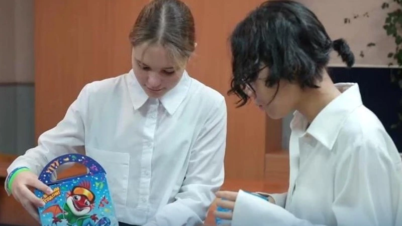 Сахалинские школьники и их родители собирают новогодние подарки для детей из Шахтерск