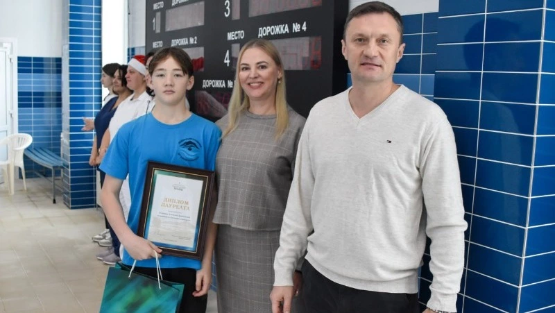 Юрий Болдов вручил награды победителям конкурса «Сахалинский маяк»