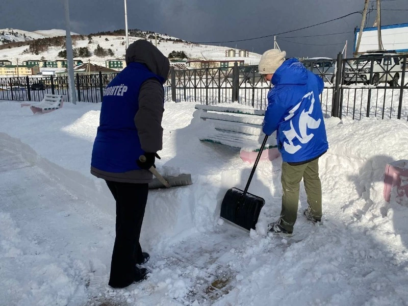 Актив «Единой России» присоединился к уборке после непогоды 