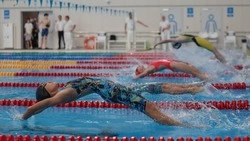 Сахалинские пловцы вступили в борьбу за медали областных соревнований