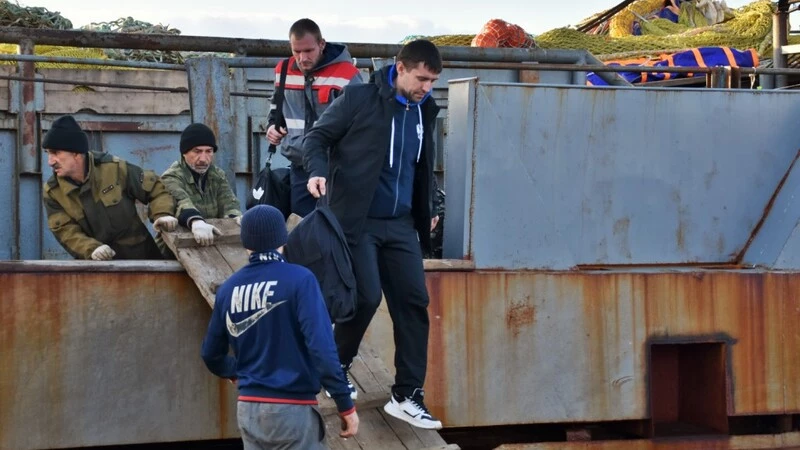 Работников плавбазы "Петр Житников" отправляют во Владивосток