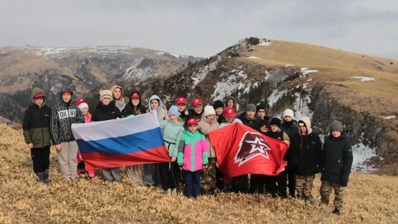 Юнармейцы установили флаг на вершине сопки Школьная