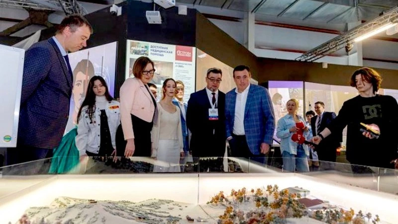  Валерий Лимаренко открыл выставку достижений Сахалинской области