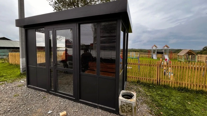 На Кунашире обновили 2 остановки общественного транспорта