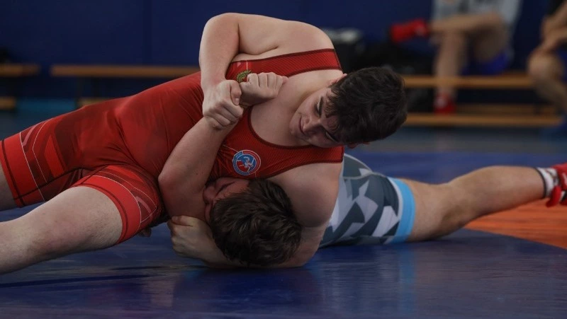 Сахалинские борцы определили сильнейших областных чемпионата и первенства