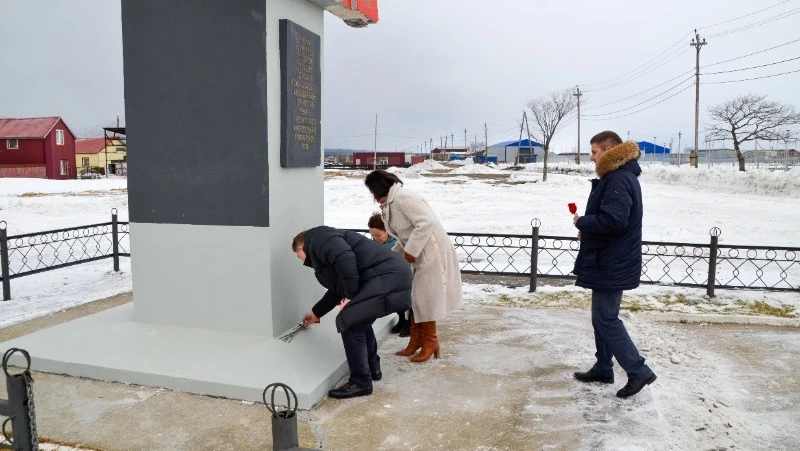 В День защитника Отечества в Южно-Курильске к памятнику были возложены цветы