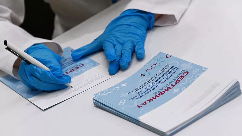Более 500 уголовных дел о поддельных документах по COVID-19 возбудили в России
