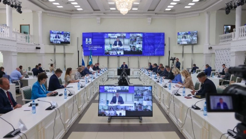 На строящейся взлетно-посадочной полосе установили современное оборудование связи